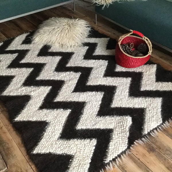 Zigzag wool rug