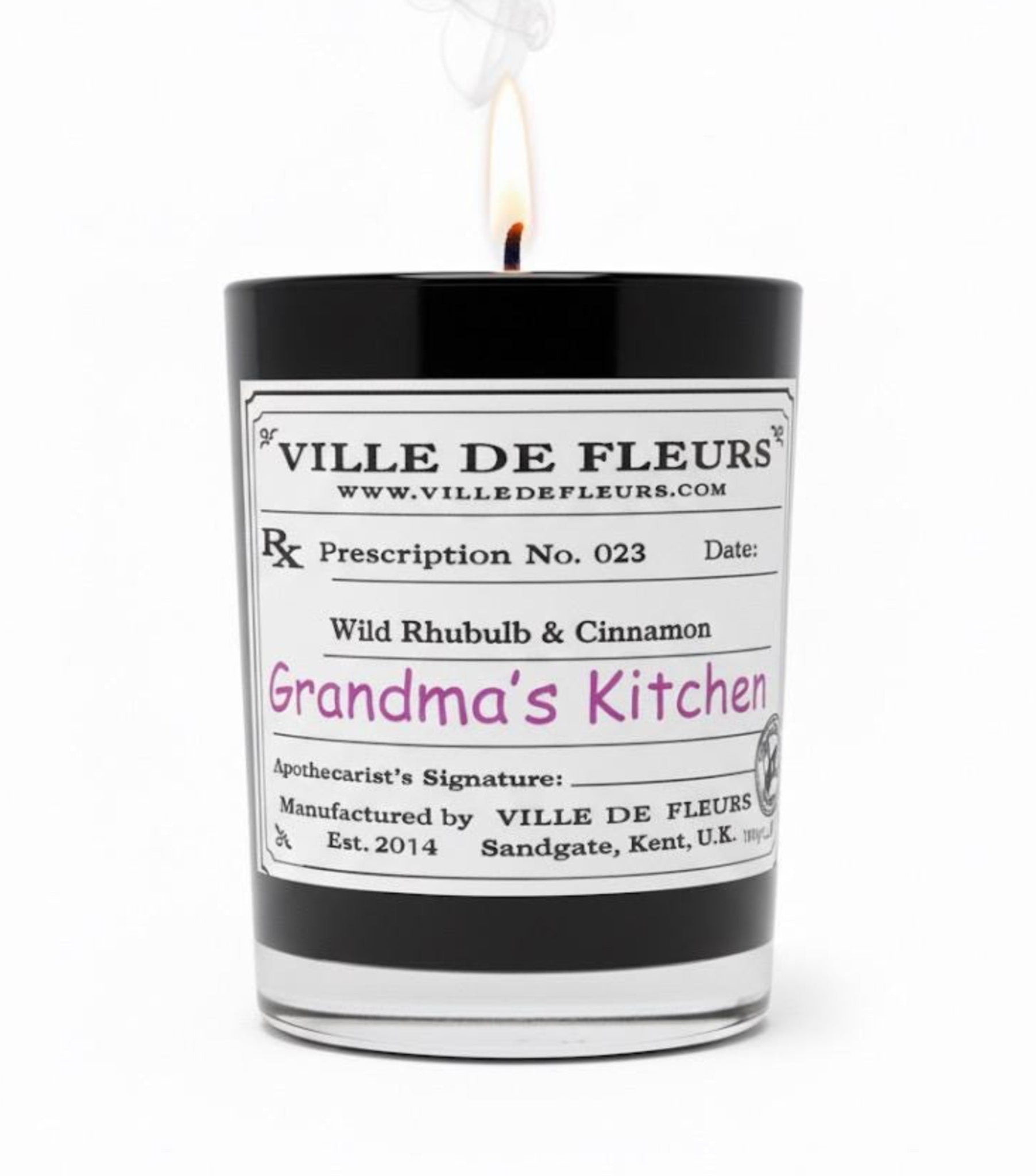 Ville de Fleur's Christmas candle with a label on a white background