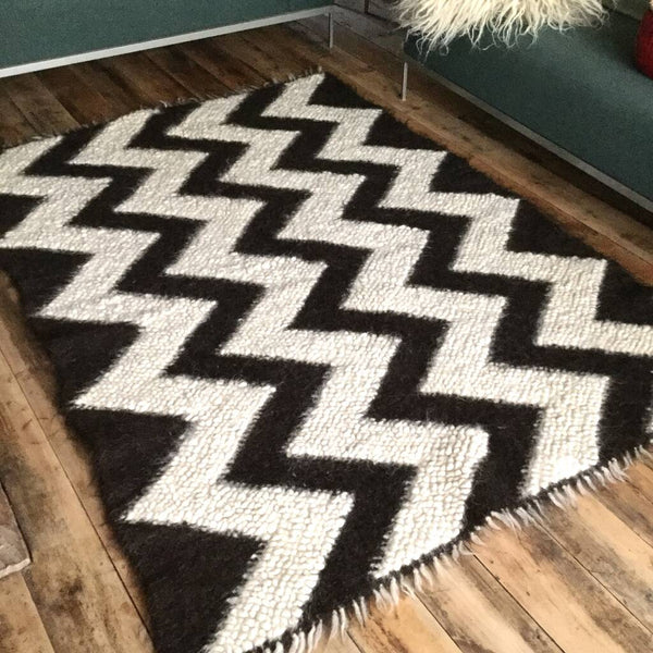 Zigzag wool rug
